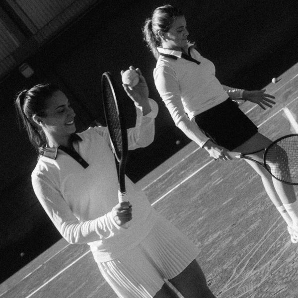 Pareja en pleno partido con ropa de tenis mujer de Professional Amateurs